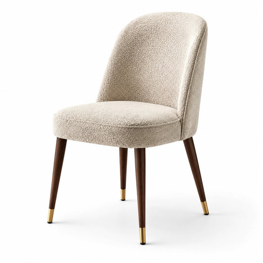 Chaise en tissu bouclé beige avec pieds en bois et embouts dorés